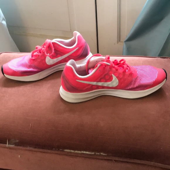 Woman’s Nike shoes. - Picture 2 of 6